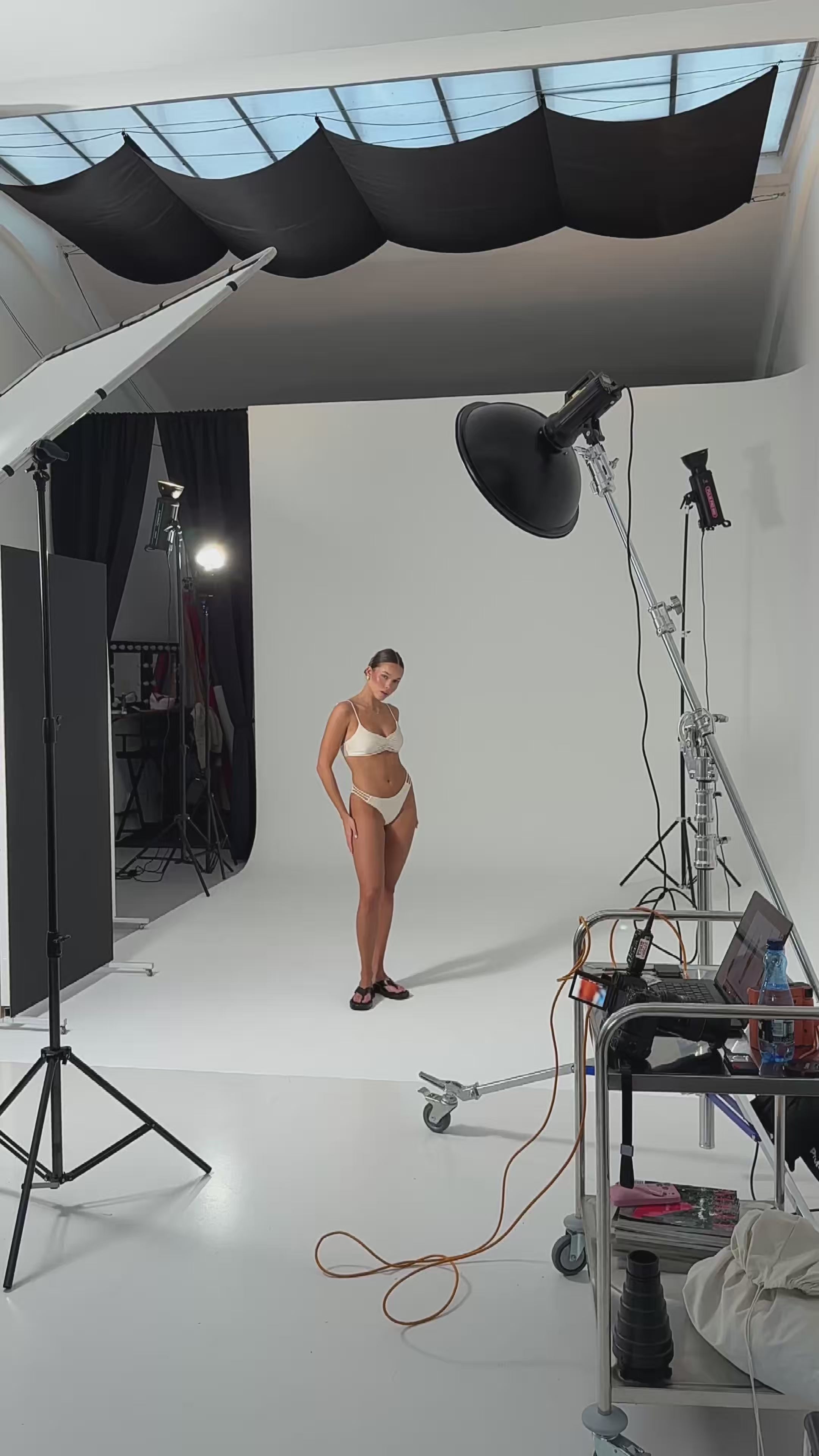 sesja zdjęciowa, marka polska, marka modowa, szyjemy w polsce, stroje kąpielowe, studio fotograficzne, bikini, ecru